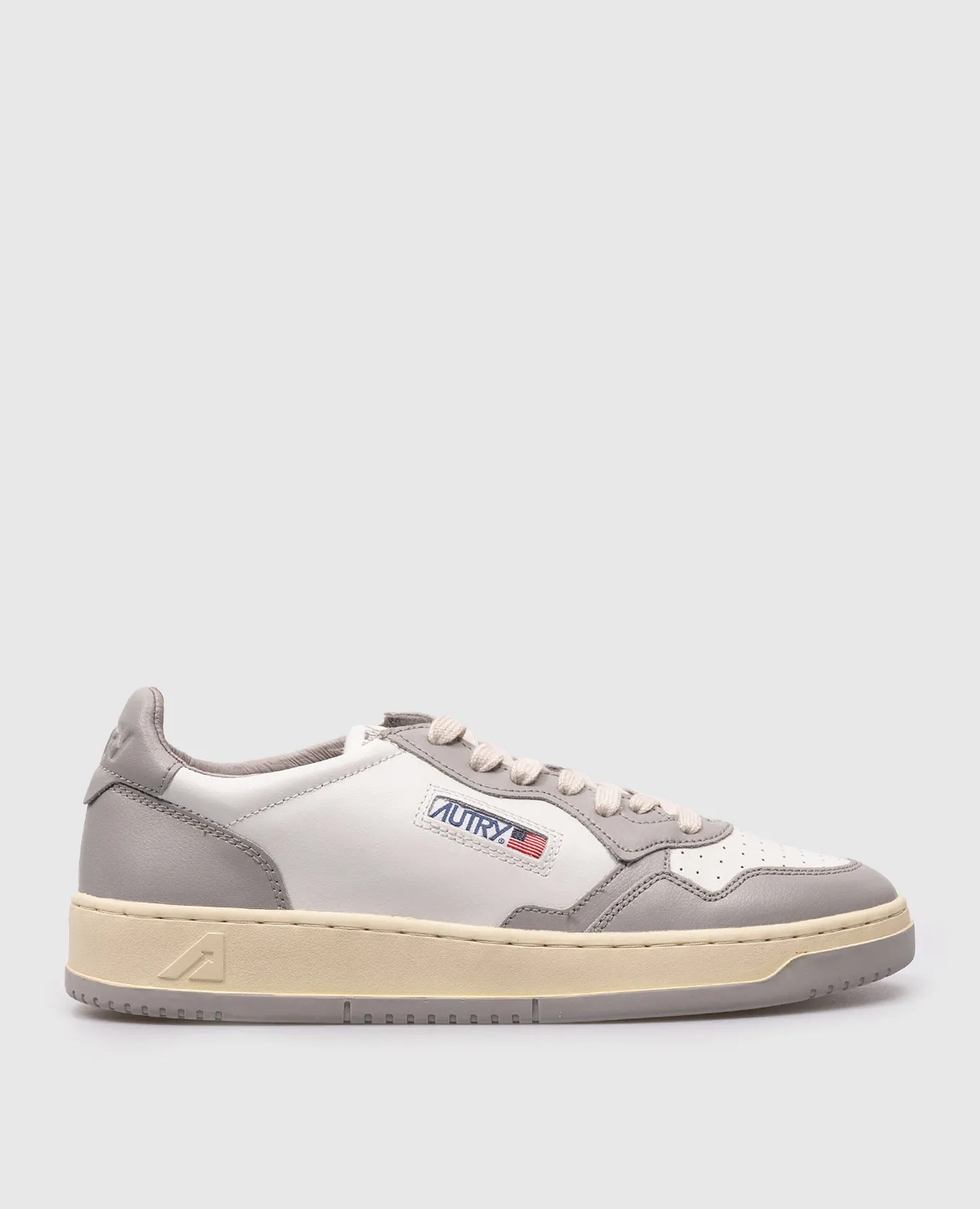 AUTRY Sneaker medaglia in pelle grigia con patch logo AULMWB10