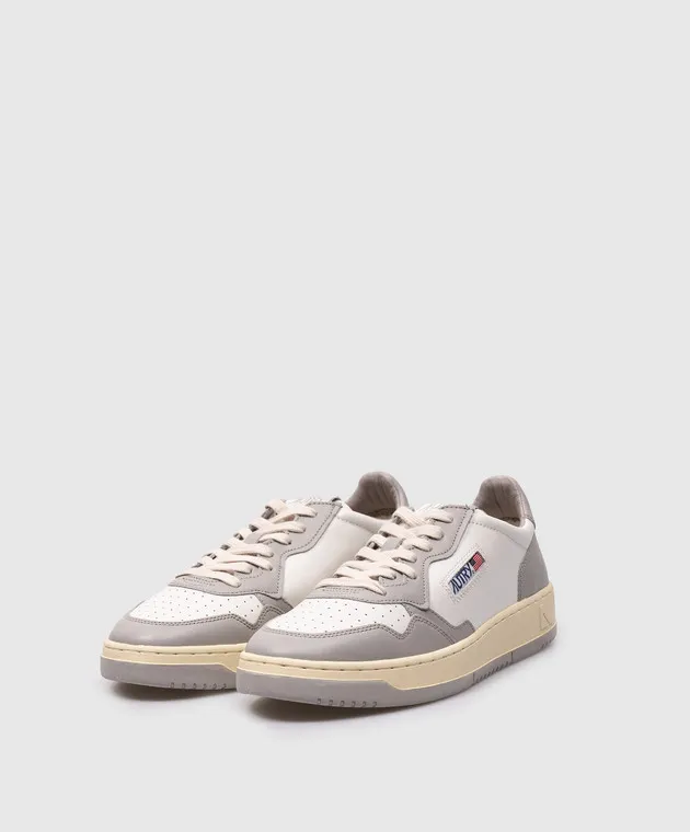 AUTRY Sneaker medaglia in pelle grigia con patch logo AULMWB10