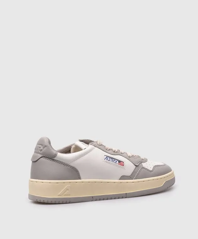 AUTRY Sneaker medaglia in pelle grigia con patch logo AULMWB10