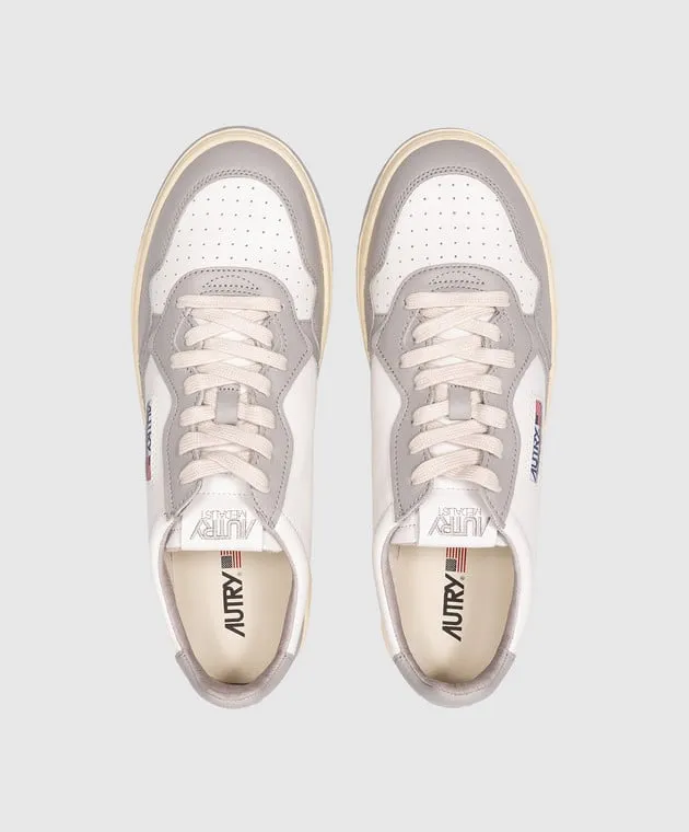 AUTRY Sneaker medaglia in pelle grigia con patch logo AULMWB10