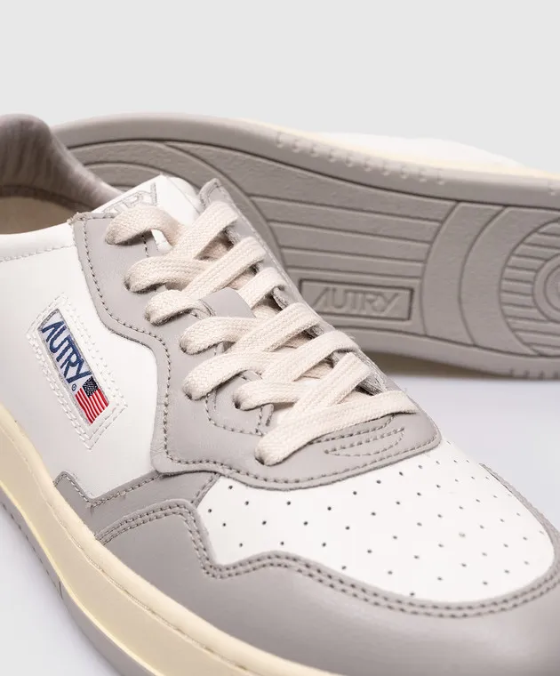 AUTRY Sneaker medaglia in pelle grigia con patch logo AULMWB10