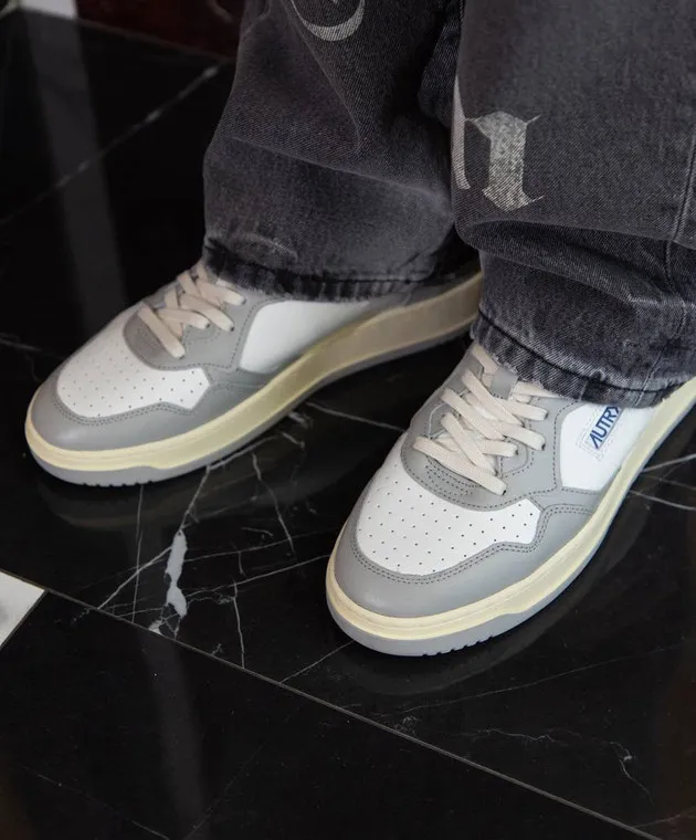 AUTRY Sneaker medaglia in pelle grigia con patch logo AULMWB10