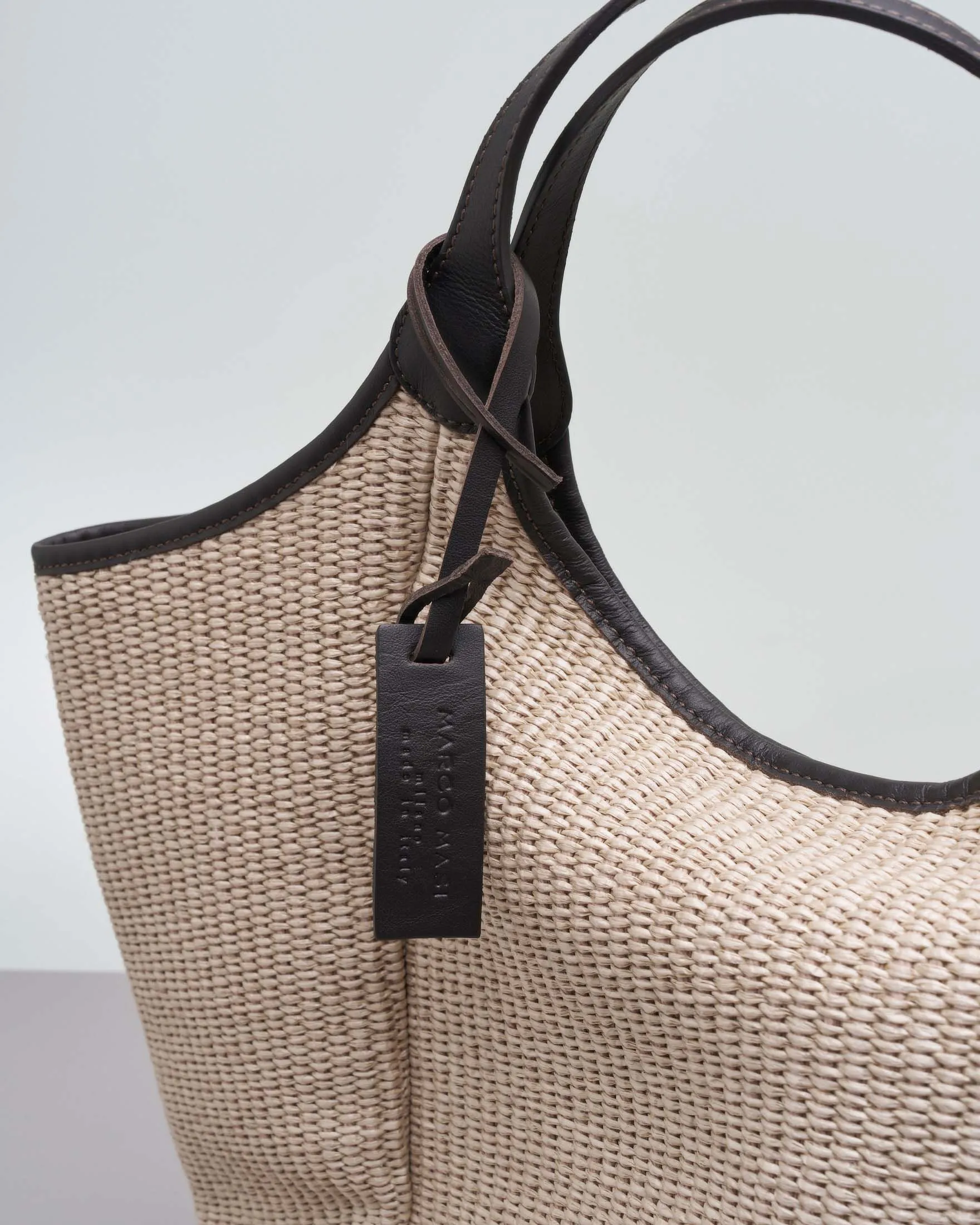 Borsa a spalla in raffia color ecrù con profili in pelle testa di moro