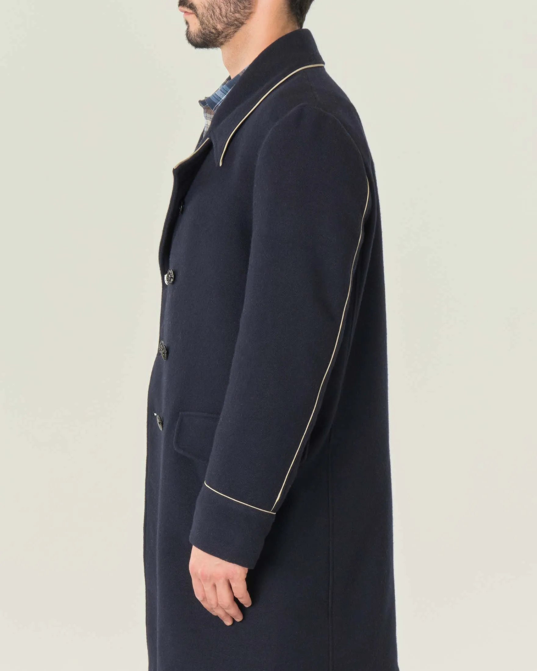 Cappotto doppiopetto blu in lana con profili beige