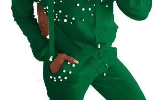 COMPLETO MAGLIETTA CON CAPPUCCIO E PANTALONE CON DETTAGLIATI DI PERLINE TINSELY, VERDE