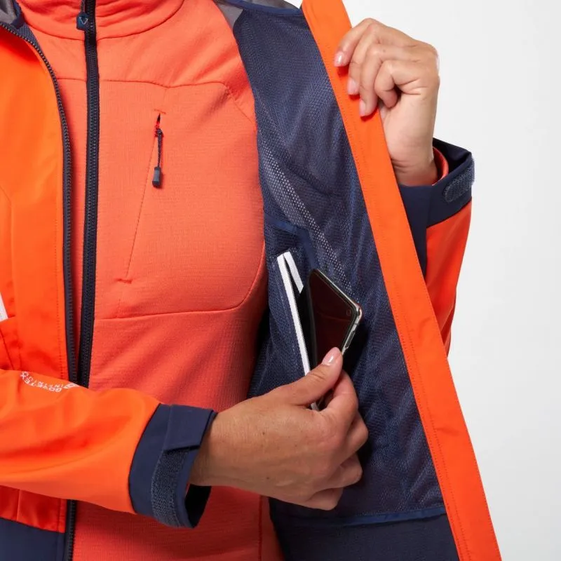 Giacca softshell da donna Millet Trilogy V ICON INFINIUM™ (SAPHIR/CORAL CHROME)