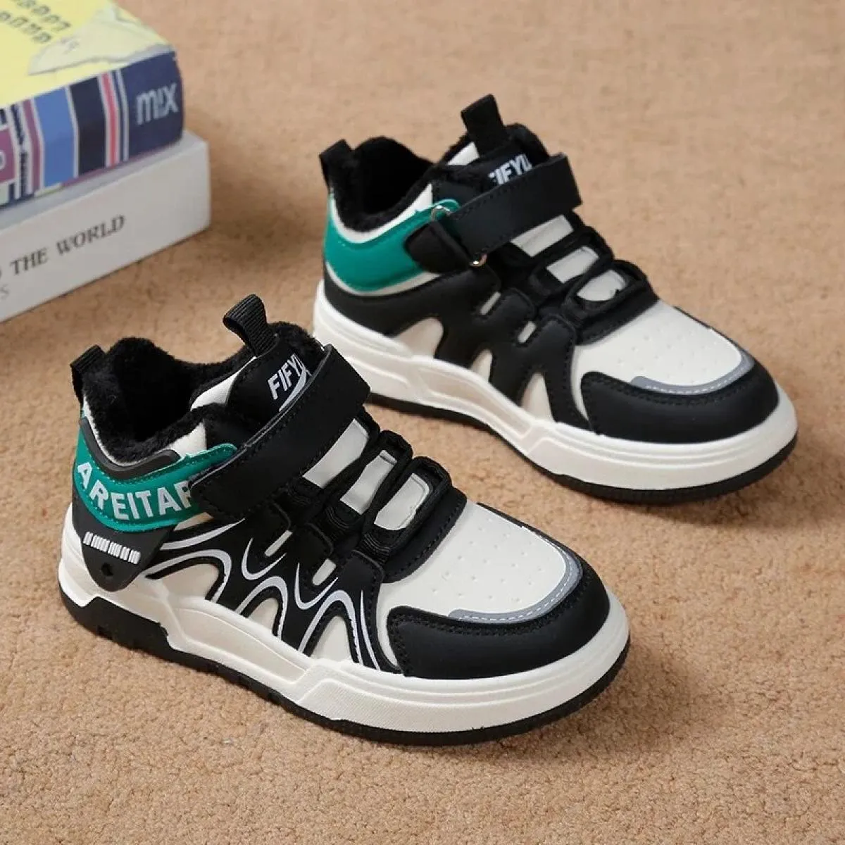 Nuove scarpe sportive da tavolo Sneaker da bambino invernale per bambini Plus Cotone invernale Leggero Caldo Peluche Resistente
