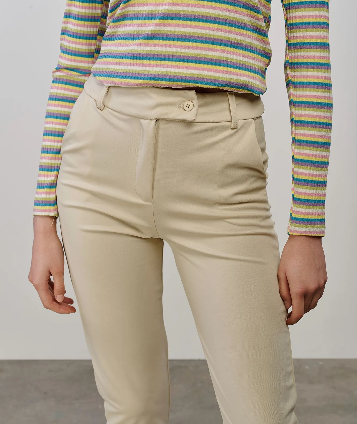 Pantaloni beige con tasche