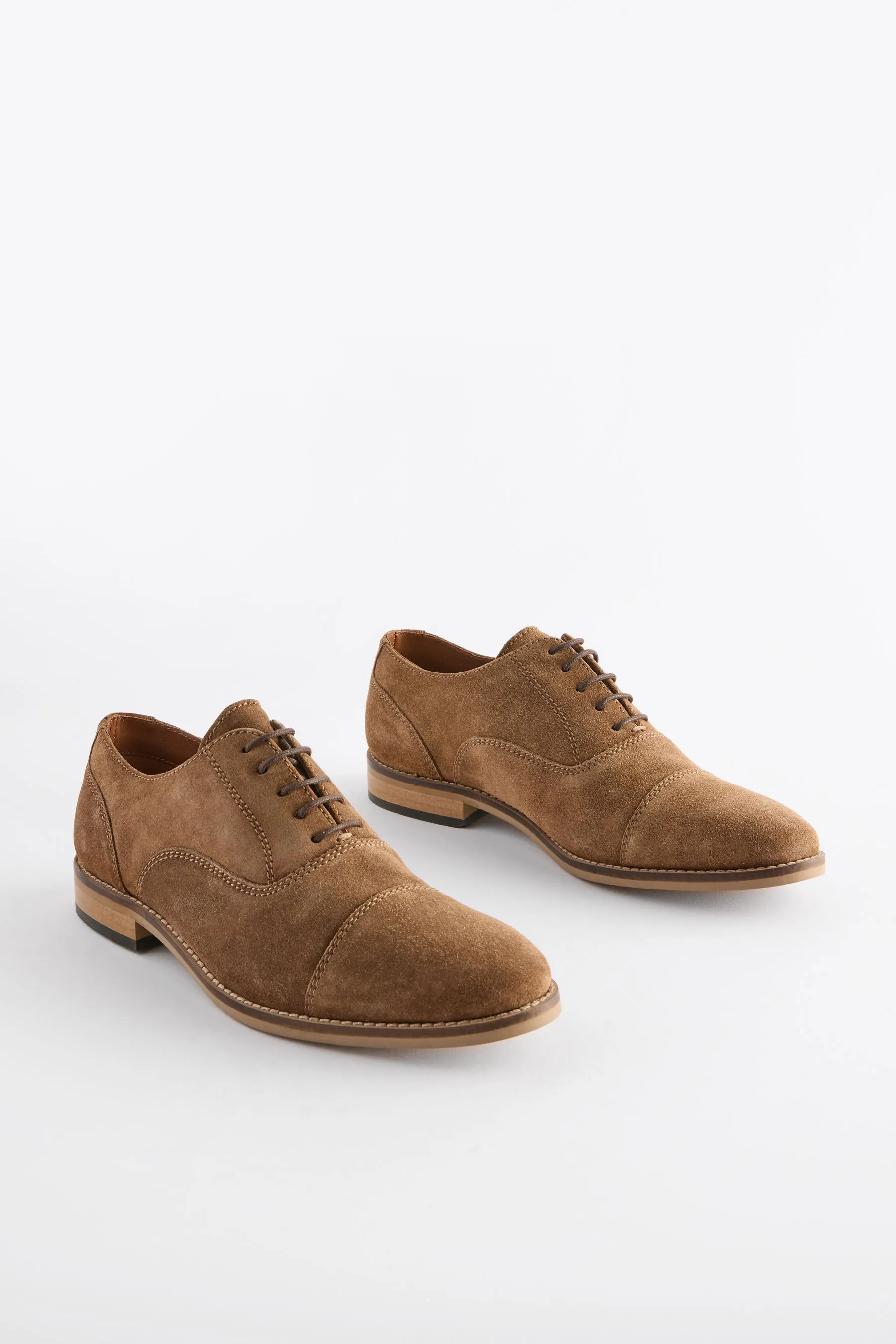 Scarpe cap toe in pelle scamosciata con suola a contrasto    