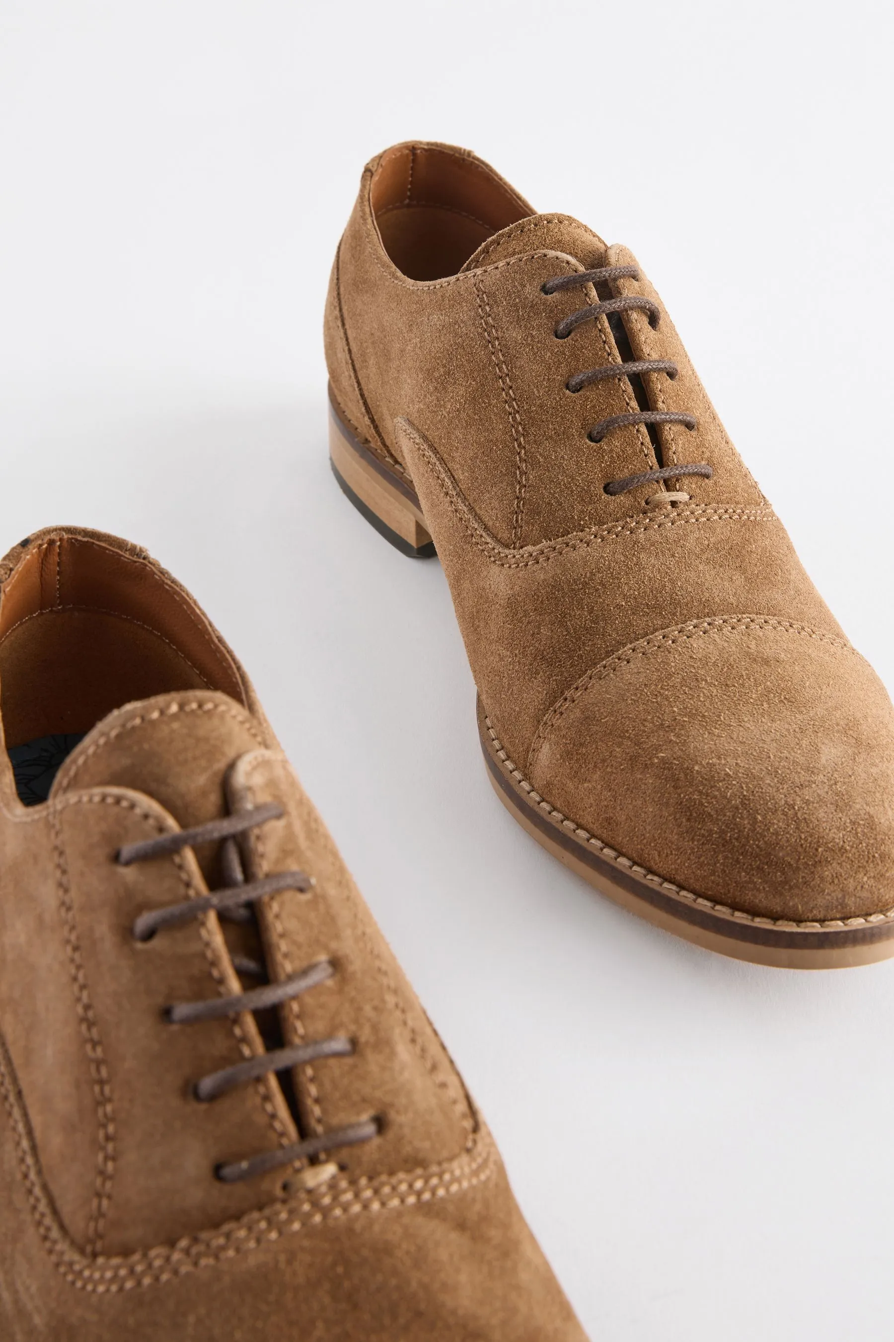 Scarpe cap toe in pelle scamosciata con suola a contrasto    