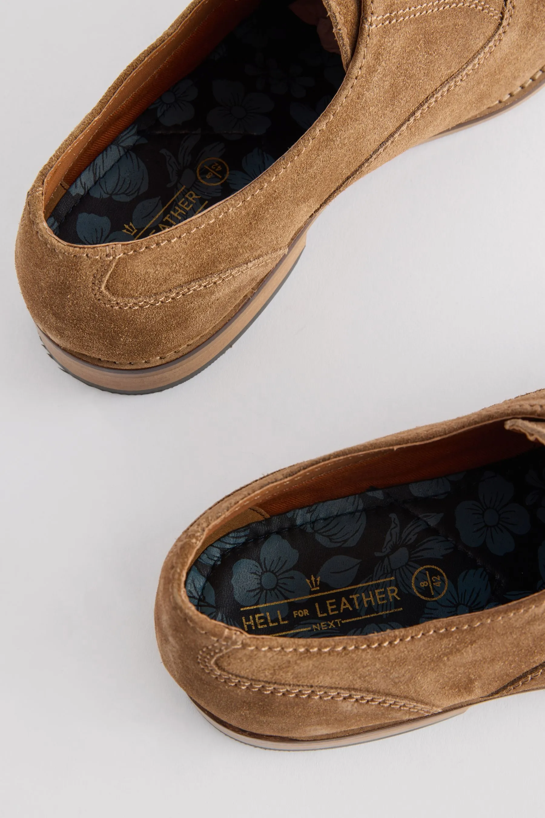Scarpe cap toe in pelle scamosciata con suola a contrasto    