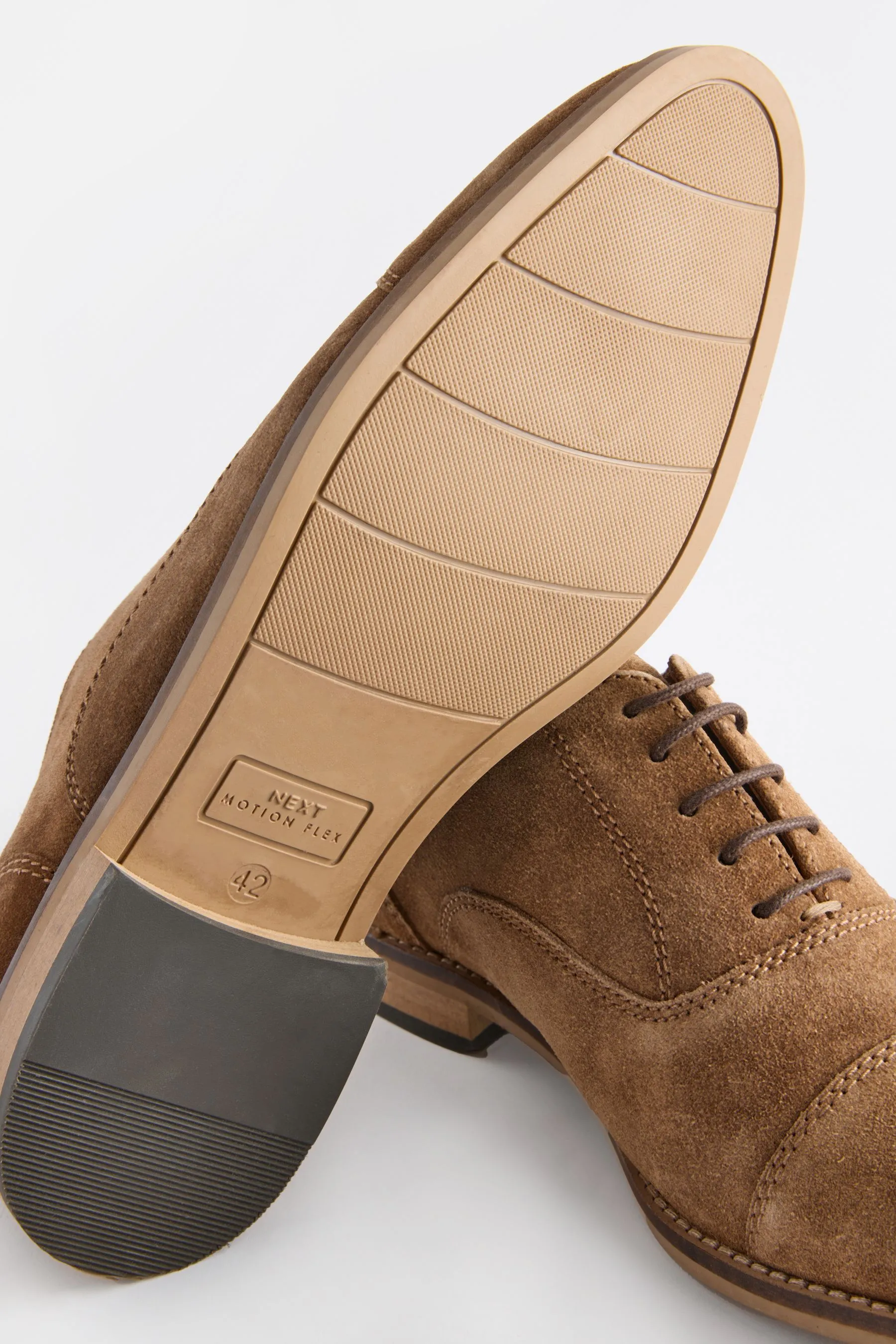 Scarpe cap toe in pelle scamosciata con suola a contrasto    