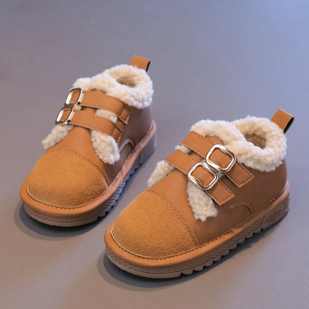 Scarpe in pelliccia per bambini in pelle verniciata 2023 piattaforma invernale scarpe da scuola per il tempo libero in peluche p
