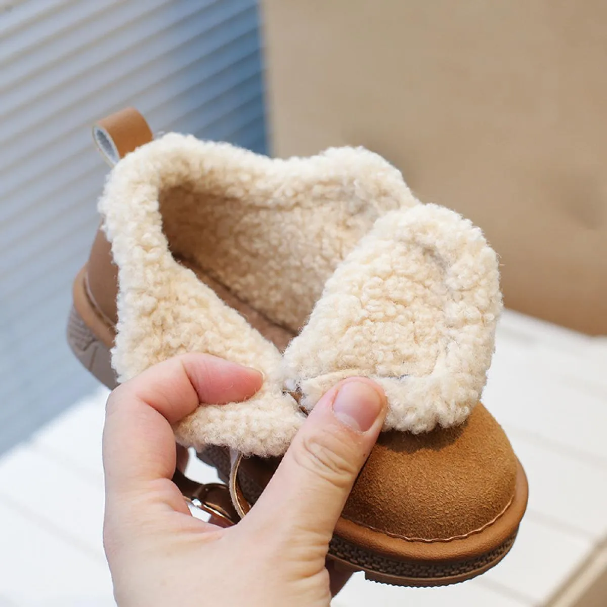Scarpe in pelliccia per bambini in pelle verniciata 2023 piattaforma invernale scarpe da scuola per il tempo libero in peluche p