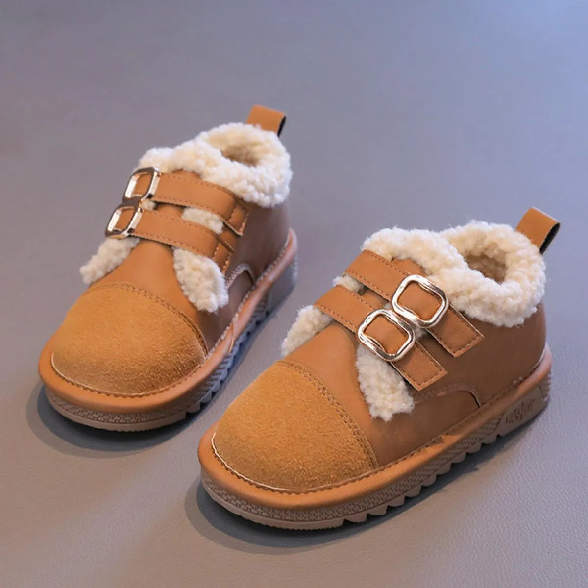 Scarpe in pelliccia per bambini in pelle verniciata 2023 piattaforma invernale scarpe da scuola per il tempo libero in peluche p